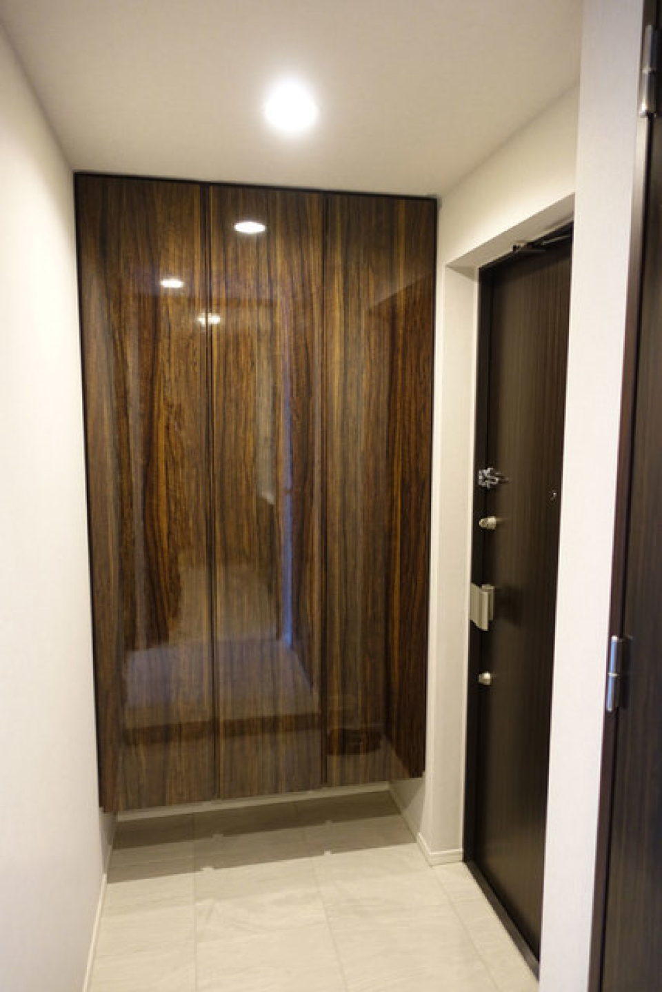 ツルっとした表面のシューズボックスです。※写真は同タイプ住戸です。