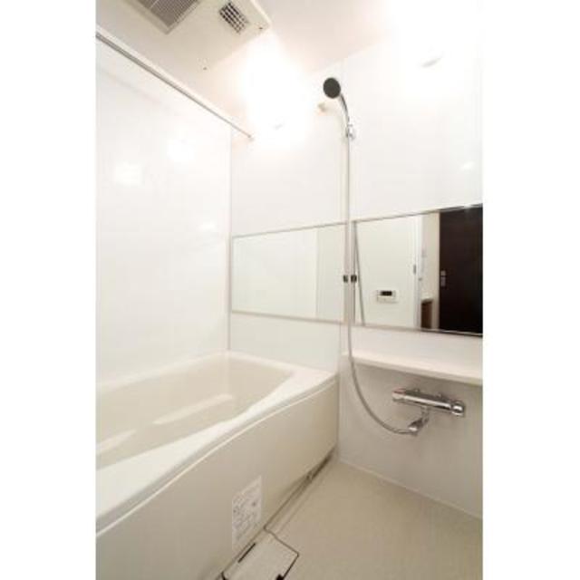 横長の鏡で、浴室につかりながらも自分の顔をチェック。※写真は同タイプ住戸です。