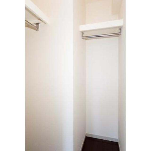 収納を開けた時の様子。※写真は同タイプ住戸です。