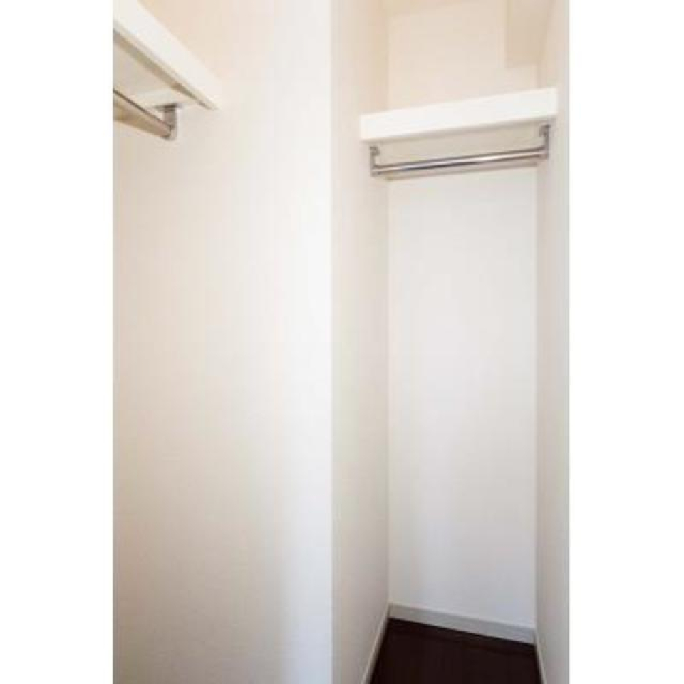 収納を開けた時の様子。※写真は同タイプ住戸です。