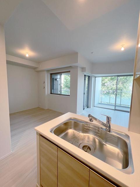 キッチンからはリビングを見渡すことが出来ますね！※写真は同タイプ住戸です。