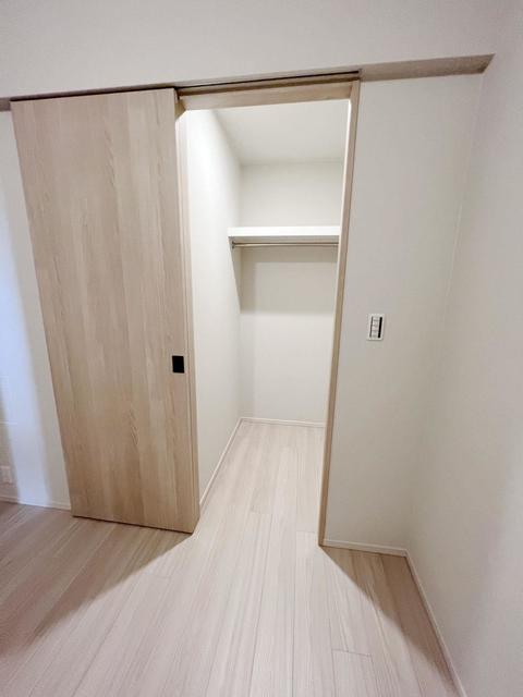 ウォークインクローゼットの様子。※写真は同タイプ住戸です。