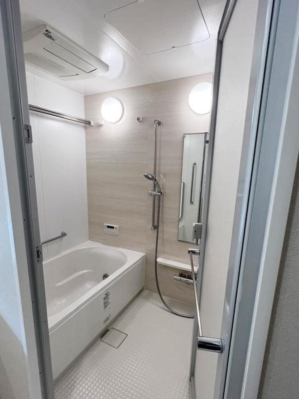 ウッド調のパネルが他の部屋との統一感と、ナチュラルな空間であることを感じます。※写真は同タイプ住戸です。