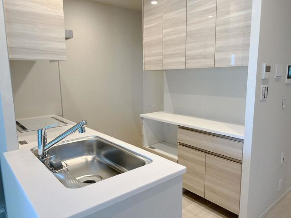 IHコンロが導入されたキッチン。カップボードもついています！※写真は同タイプ住戸です。