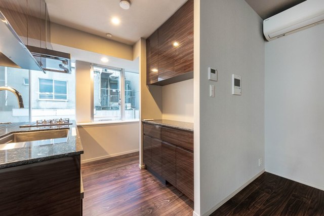 キッチンの背面にはカップボードがあって、作業場も確保。※写真は同タイプ住戸です。