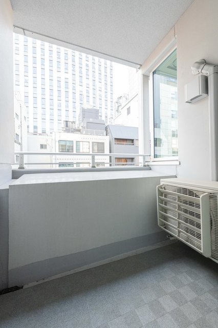 13階の建物の6階に位置しています。