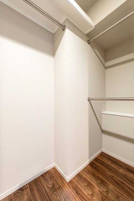 5.8帖の洋室にはウォークインクローゼットがついています。※写真は同タイプ住戸です。