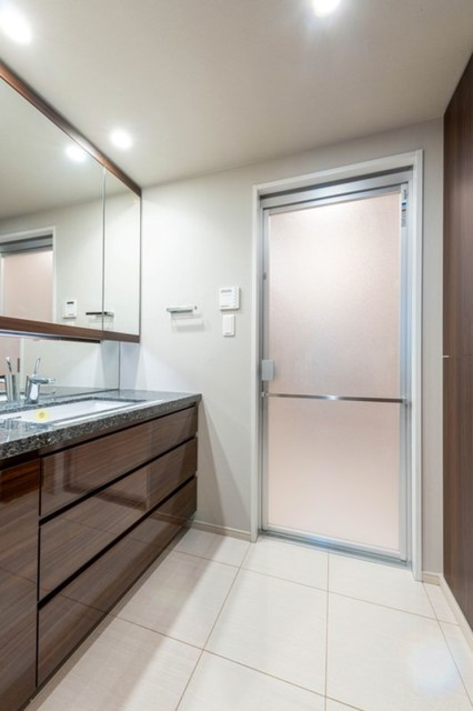 独立洗面台も幅があるので、ゆとりを感じます、※写真は同タイプ住戸です。