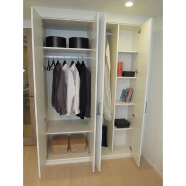 収納を開けた時の様子。※写真は同タイプ住戸です。
