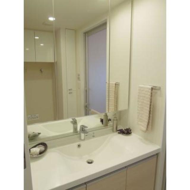 独立洗面台の後ろには洗濯機を置くことができます。※写真は同タイプ住戸です。