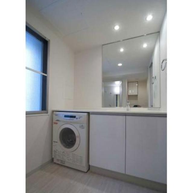 洗面台のこの広さ！
浴室乾燥機で乾かせて、広々スペースでお洗濯を畳むことが出来ます！

※写真は同タイプ住戸です。