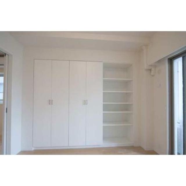 ベッドルームの収納。
鞄や靴も飾れそうな、シェルフ付きです！
※写真は同タイプ住戸です。