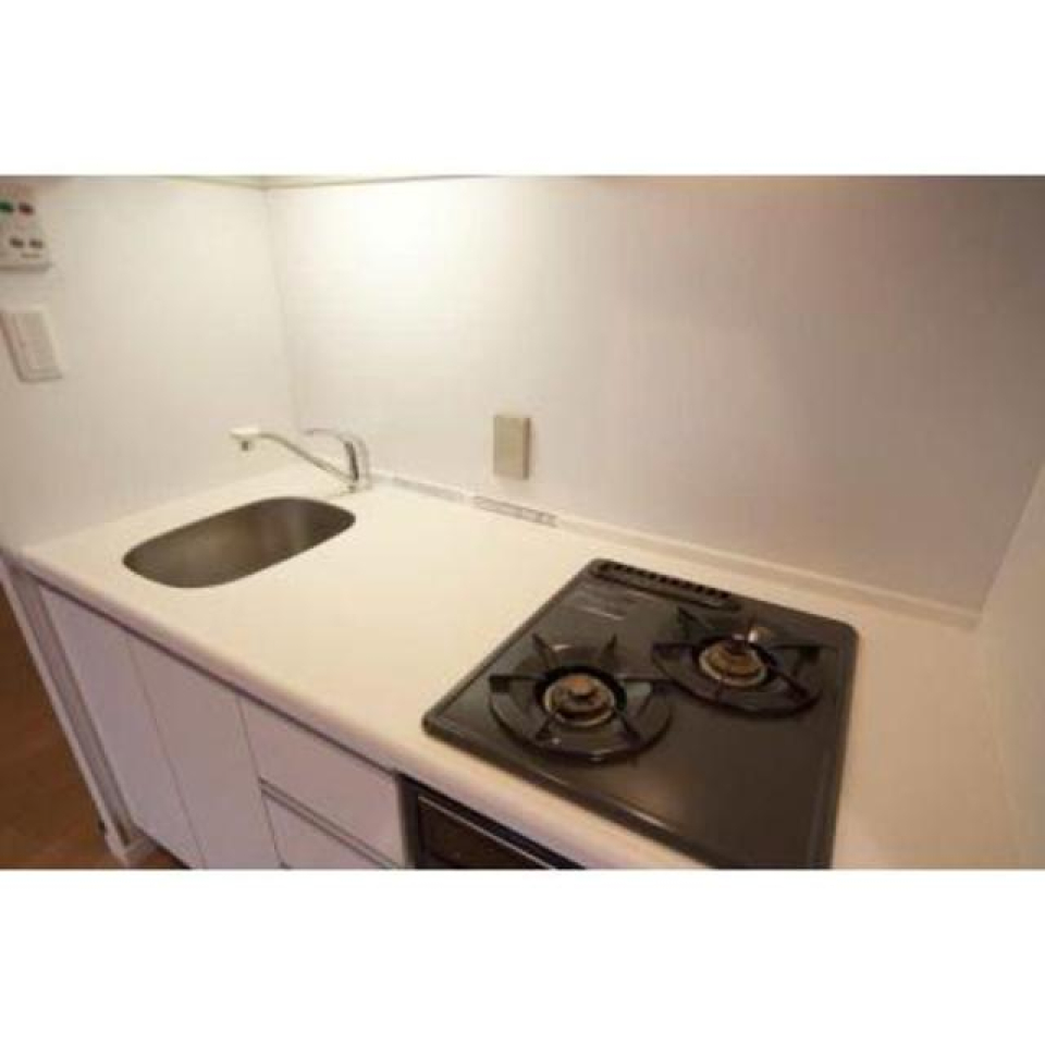 コンロは2口で、作業スペースも広々しているので、効率が良くお料理が出来そうです！
※写真は同タイプ住戸です。