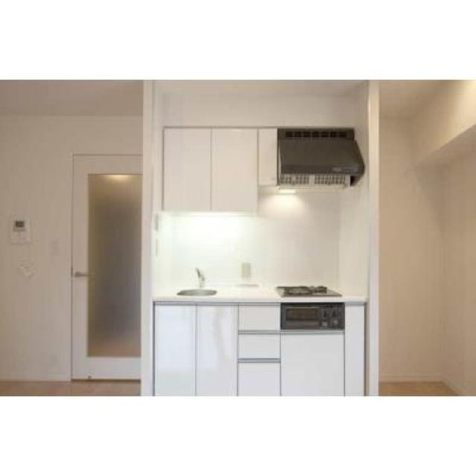 お部屋の印象を邪魔しない、白いキッチン。清潔感に溢れています。
※写真は同タイプ住戸です。