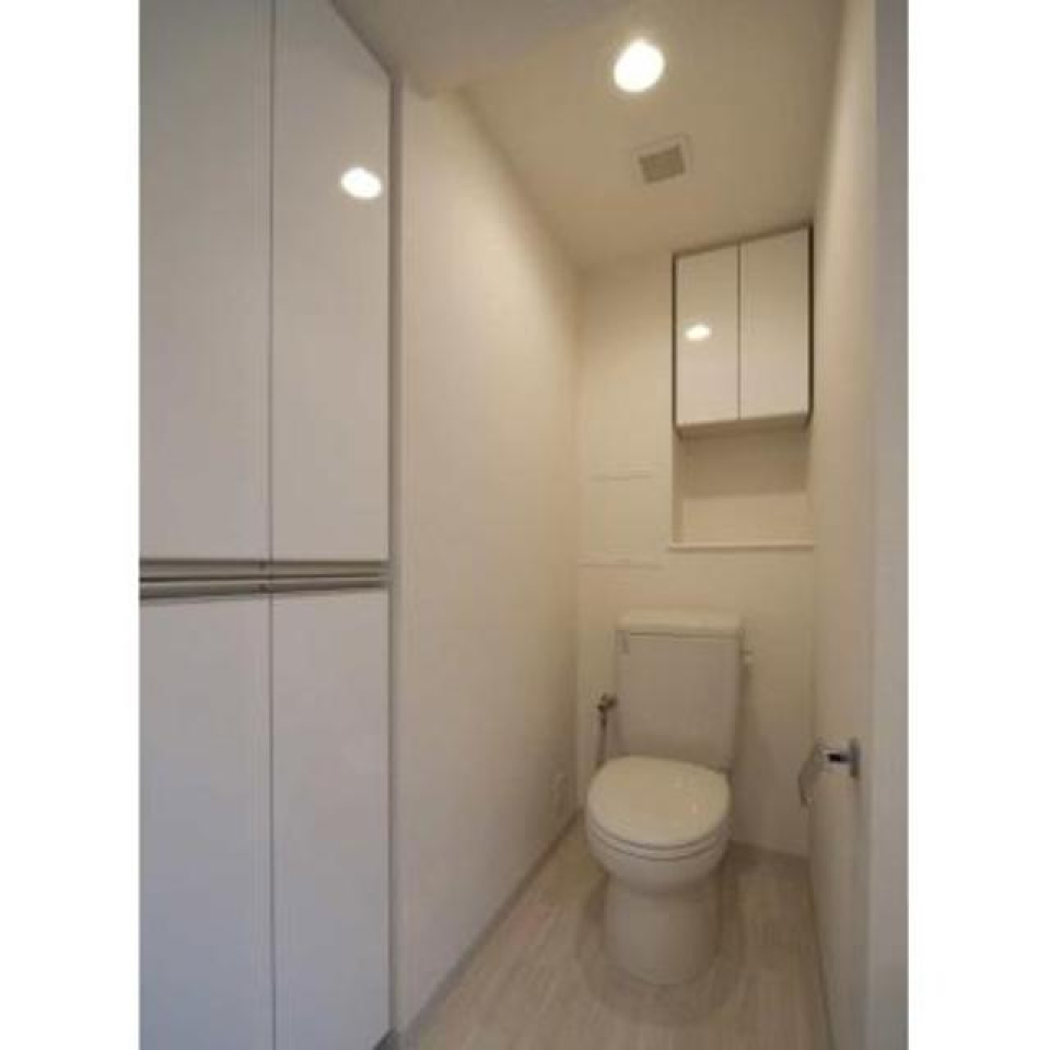 収納棚が付いたトイレです！
これだけ収納スペースがあるのは助かります！
※写真は同タイプ住戸です。