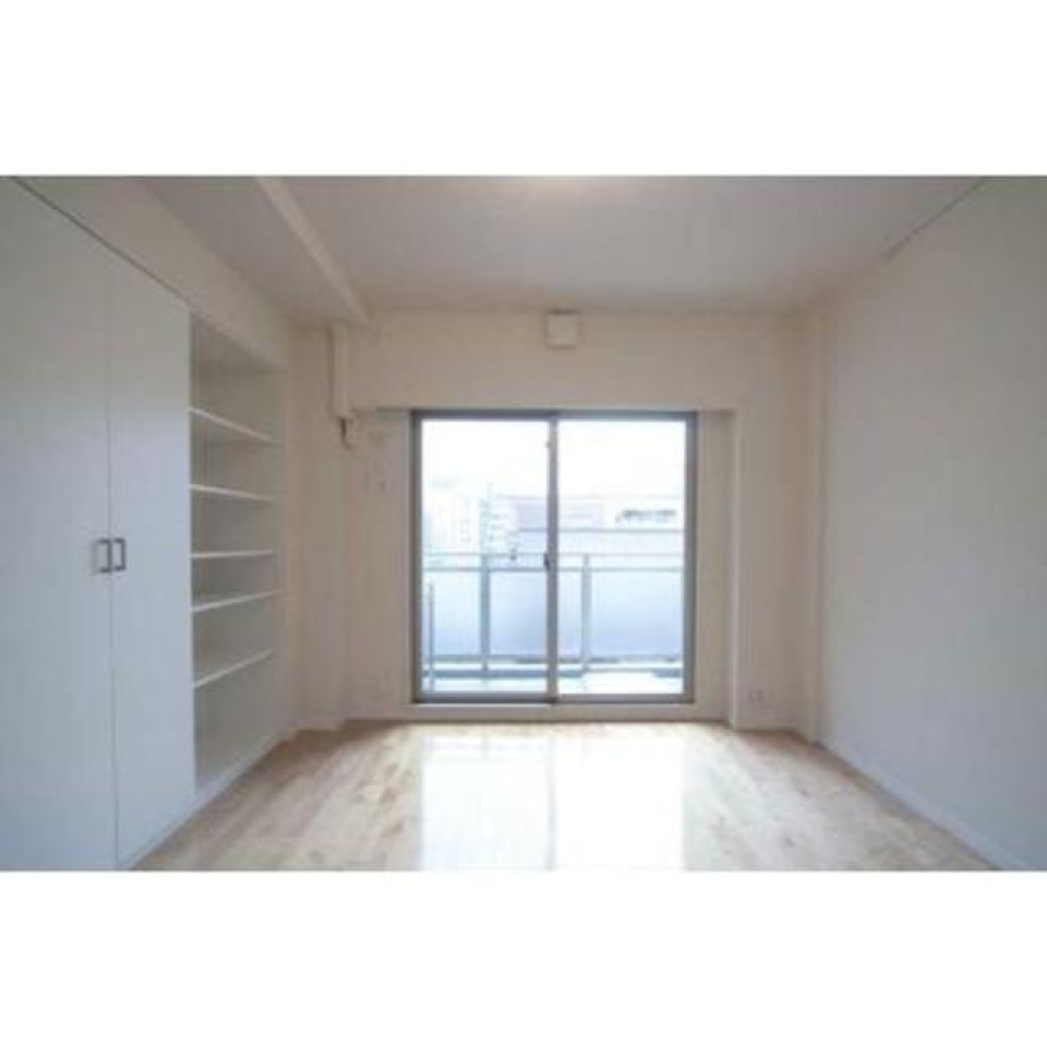 収納もたっぷり入るクローゼット付きのベッドルーム。大きな窓から注ぐ朝日で、快適な朝をお迎え下さい。
※写真は同タイプ住戸です。