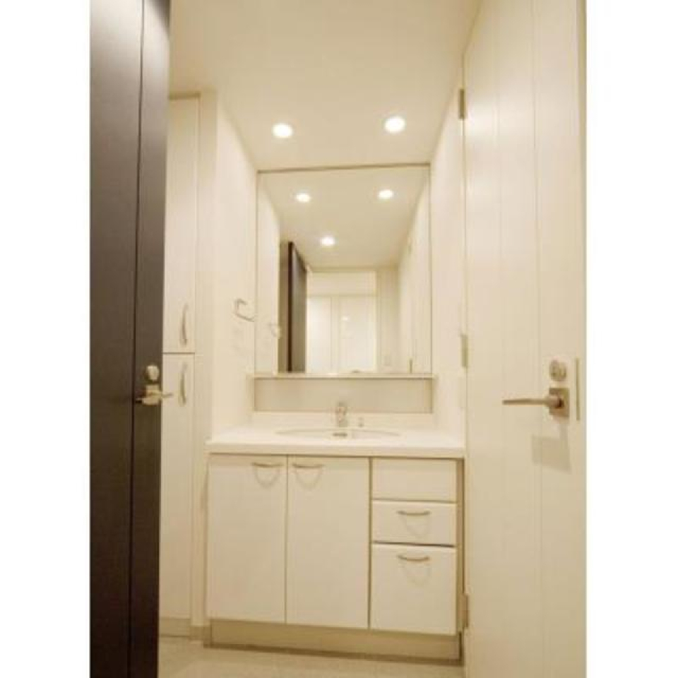 独立洗面台は収納もあって使い勝手が良さそうです。※写真は同タイプ住戸です。