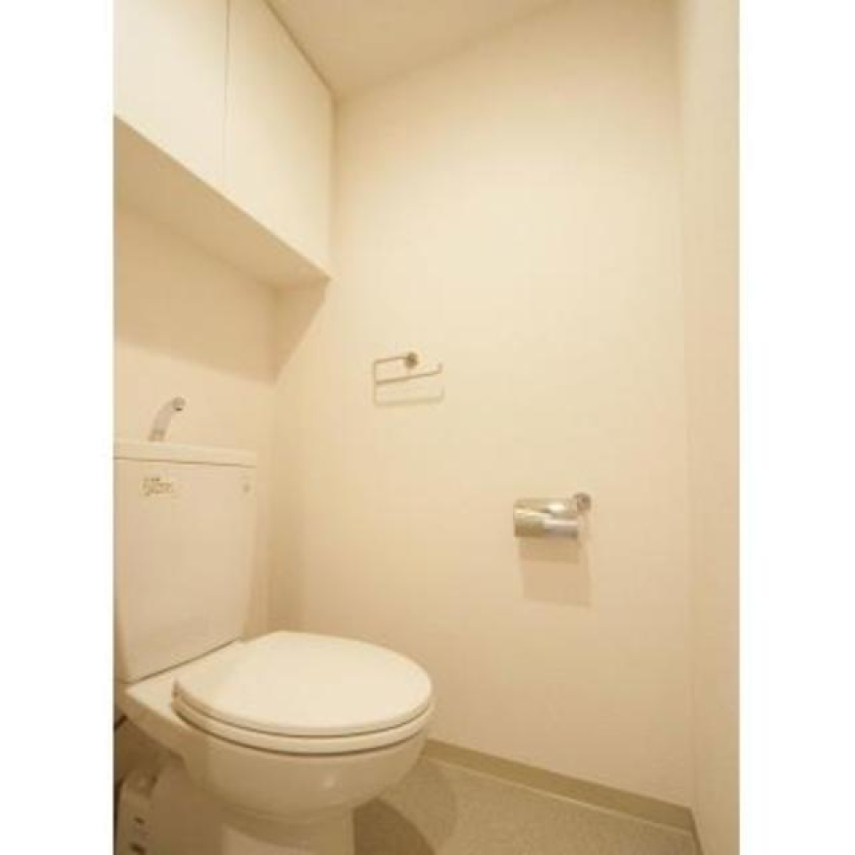 棚があるので掃除用具を整理整頓しやすそうです。※写真は同タイプ住戸です。