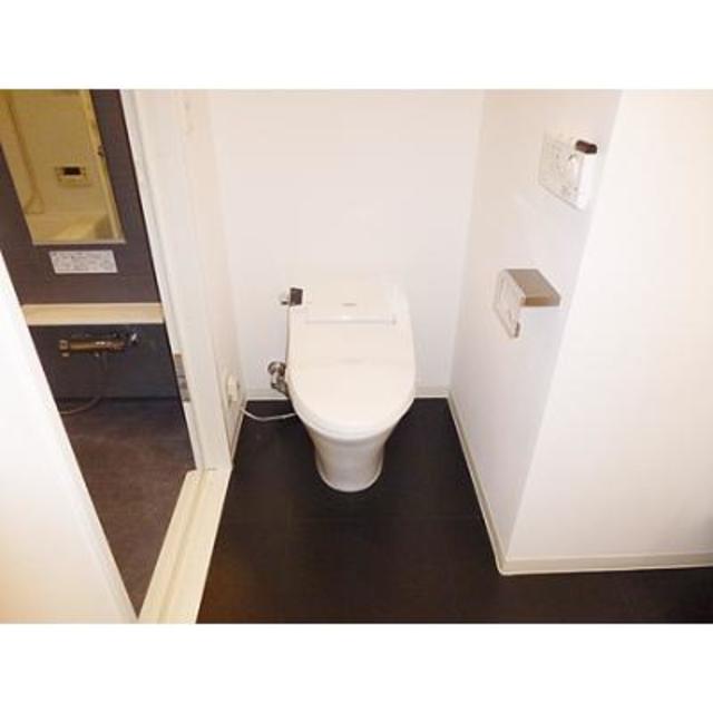 トイレです。頭上に収納棚が付いています。
※写真は同タイプ住戸です。