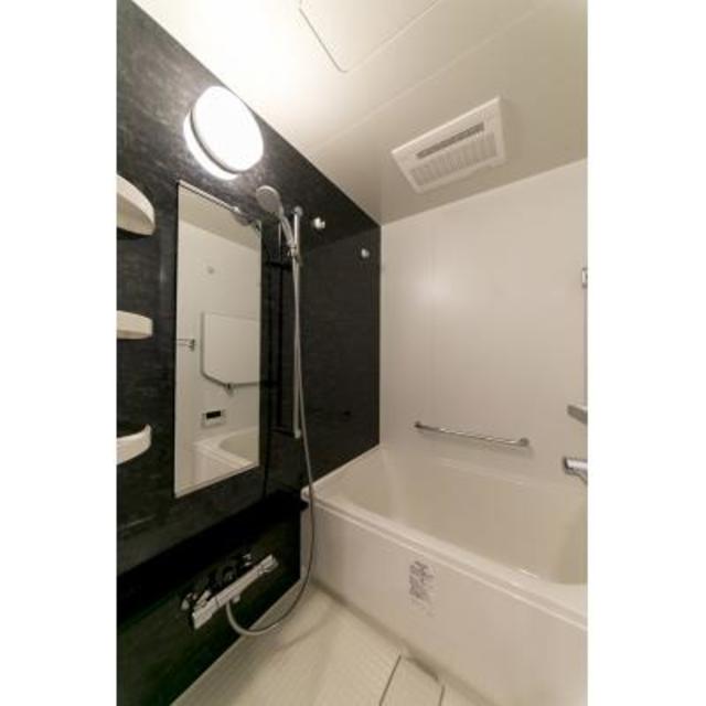 ダークトーンのパネルが導入されたキッチンです。※写真は同タイプ住戸です。