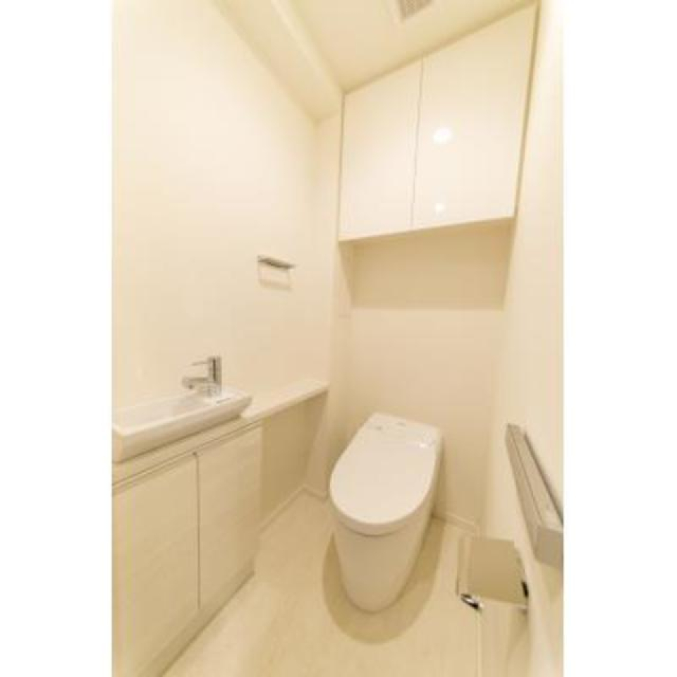 棚があるので掃除用具を整理整頓しやすそうです。※写真は同タイプ住戸です。