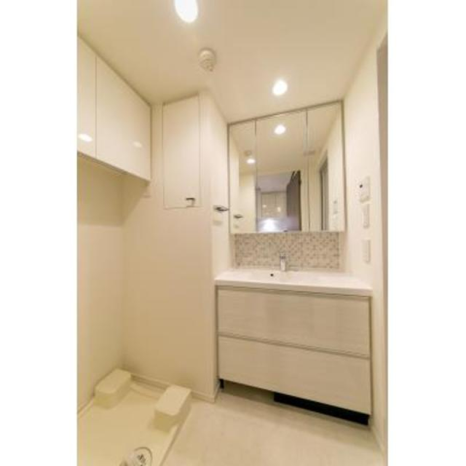 独立洗面台の隣には洗濯機を置くことが出来ます。頭上あたりに収納棚がついています。※写真は同タイプ住戸です。