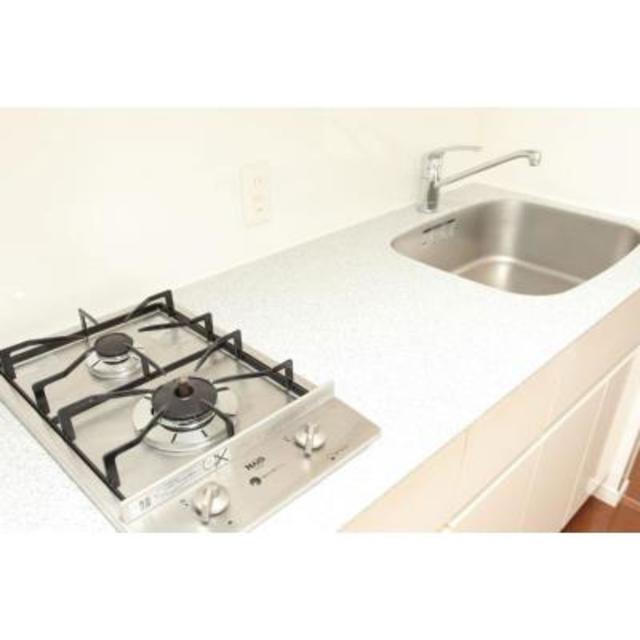 コンロは2口で、シルバーのかっこいいコンロです！作業台も広々！
※写真は同タイプ住戸です。
