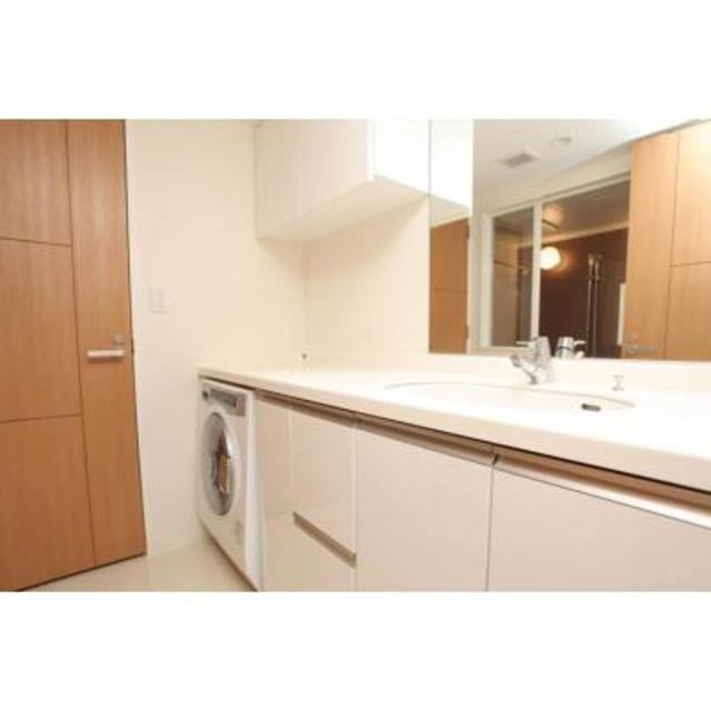 ここがおすすめポイント！洗面台には、洗濯機もついていて、洗面台も広々としているので、ここでお洗濯物を畳めちゃう！
※写真は同タイプ住戸です。