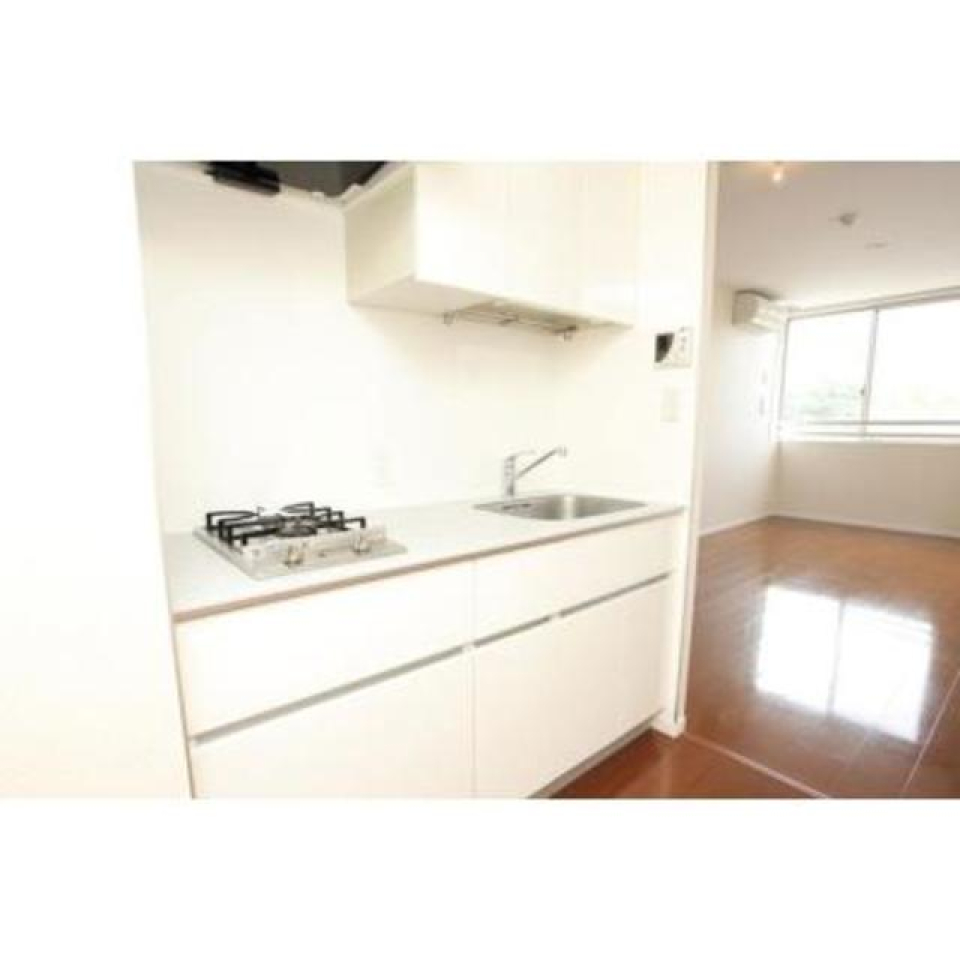 キッチンは白の清潔感溢れたスペースになっています。
※写真は同タイプ住戸です。