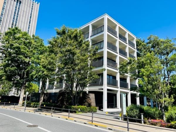 ５階の建物の２階に位置しています。