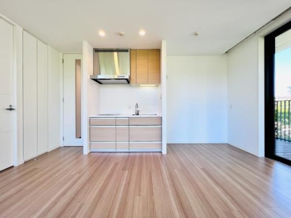 キッチンとフローリングのパネルはナチュラルなのがマッチングしています。