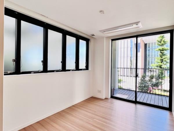 こちらもバルコニーへのアクセスできます。