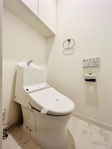 棚があるので掃除用具を整理整頓しやすそうです。