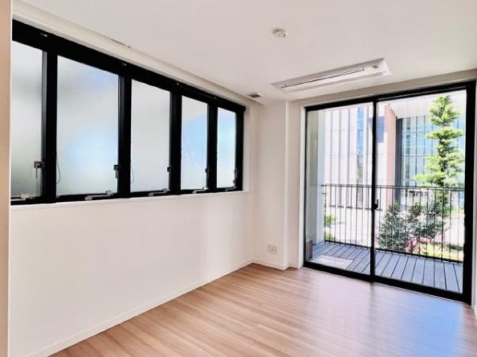 こちらもバルコニーへのアクセスできます。