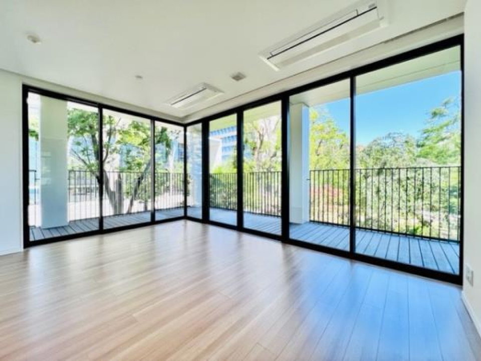 大きな窓があるのが特徴的です。