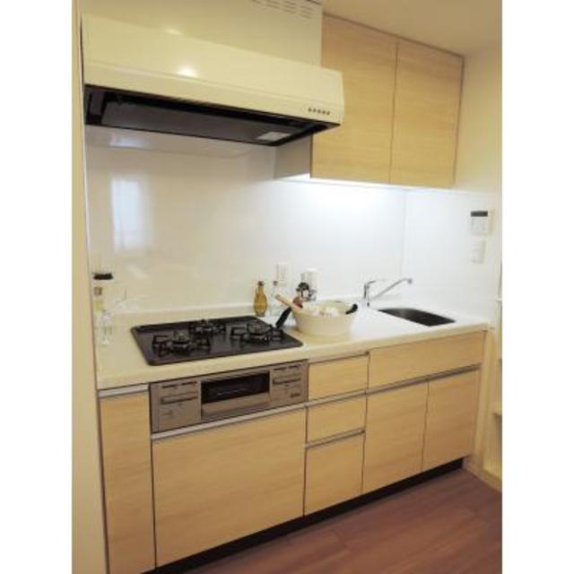 ３口のガスコンロが設置されています。※写真は同タイプ住戸です。