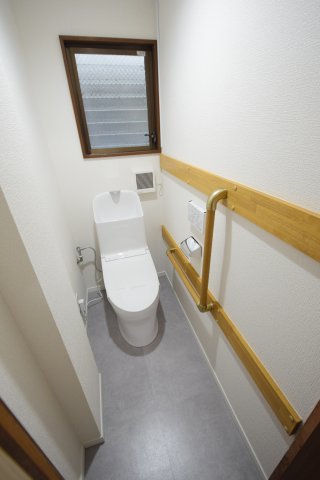 手すり付きがありがたいトイレ。