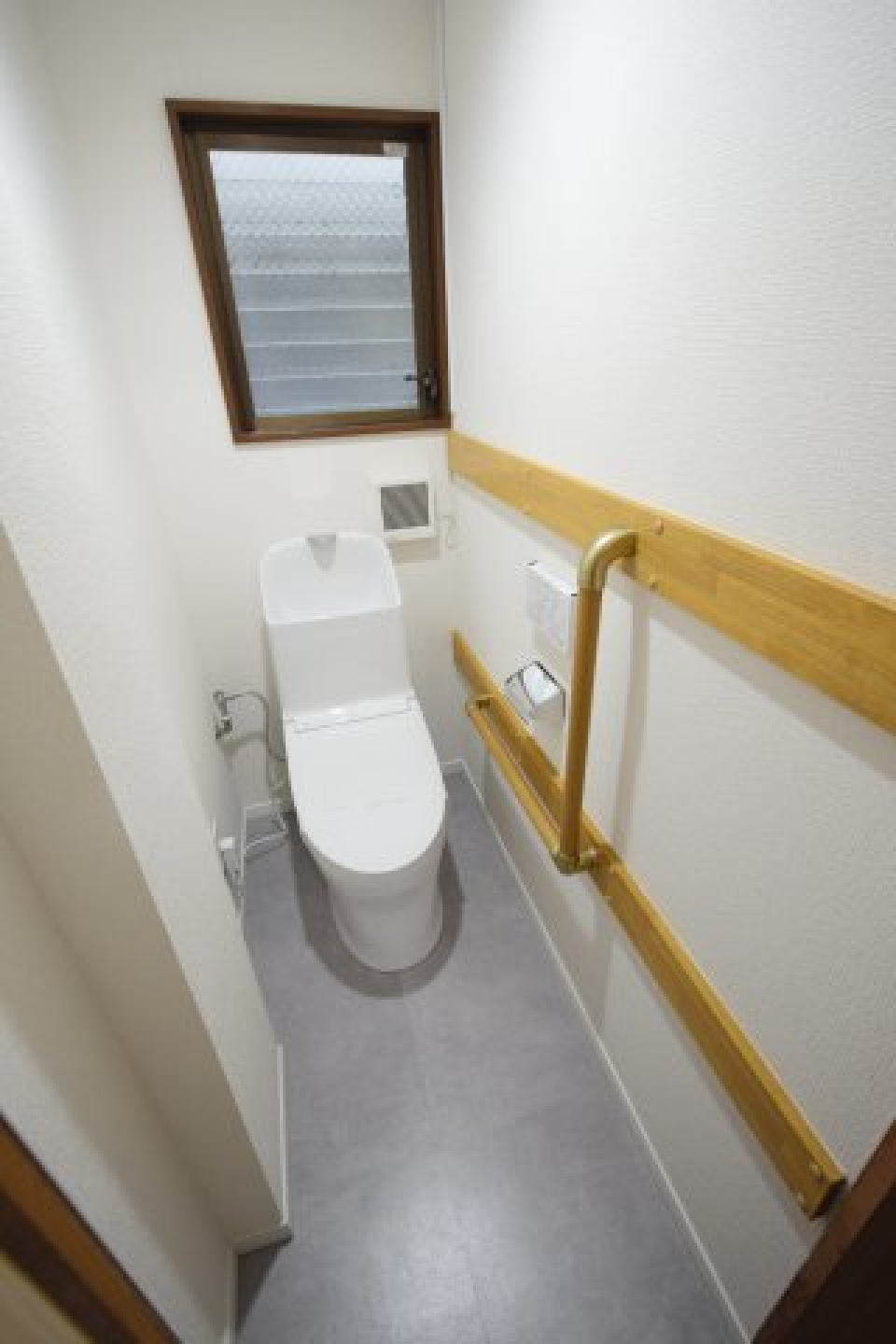 手すり付きがありがたいトイレ。
