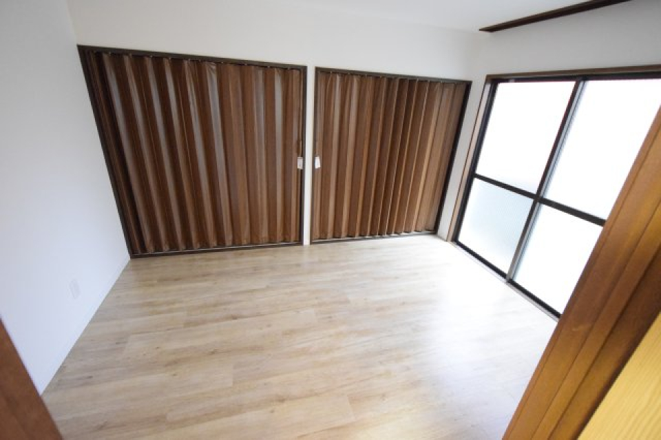 洋室は2つ。収納はたっぷり付いています。