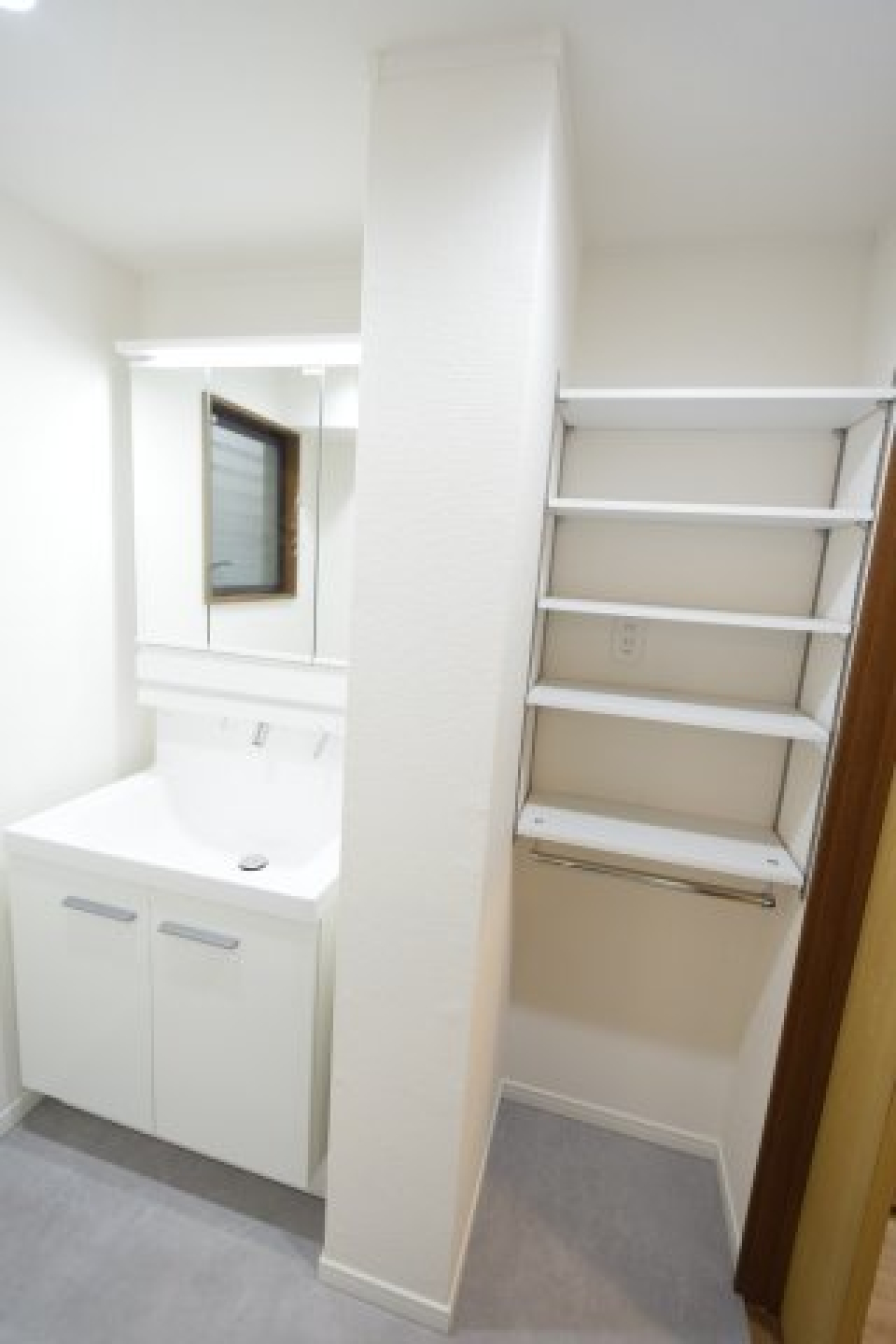 独立洗面台と、その横にはさらに収納があります。