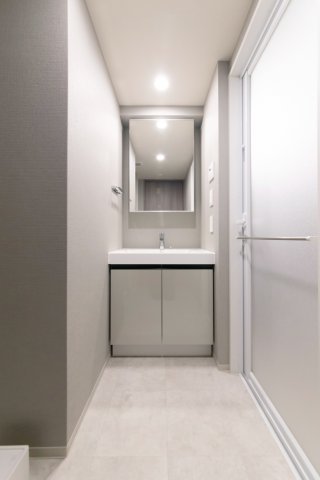 洗面台はシンプルなタイプ。