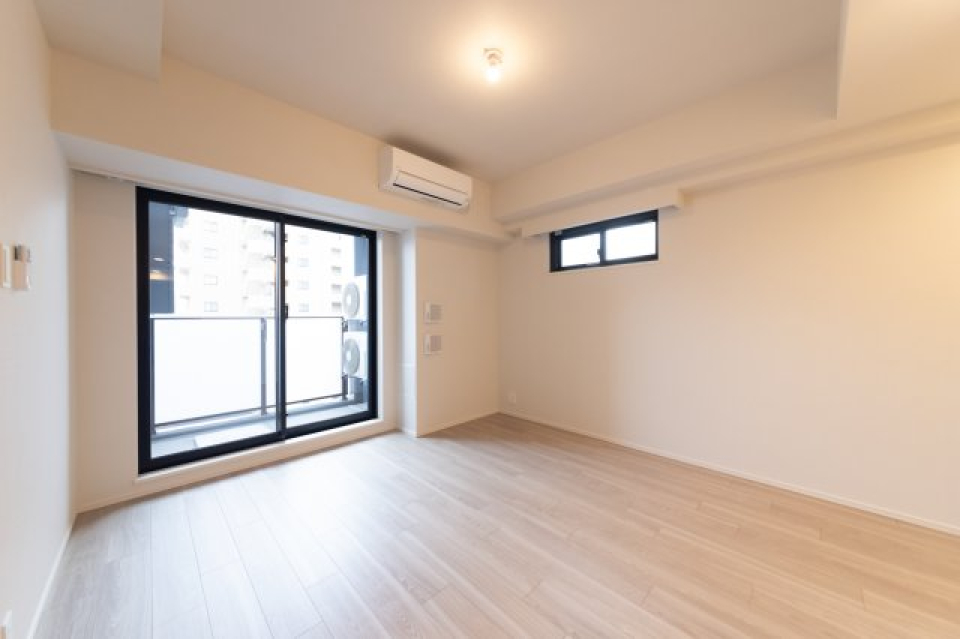 12.3帖のLDKは小窓もあって明るい陽射しの入る部屋。