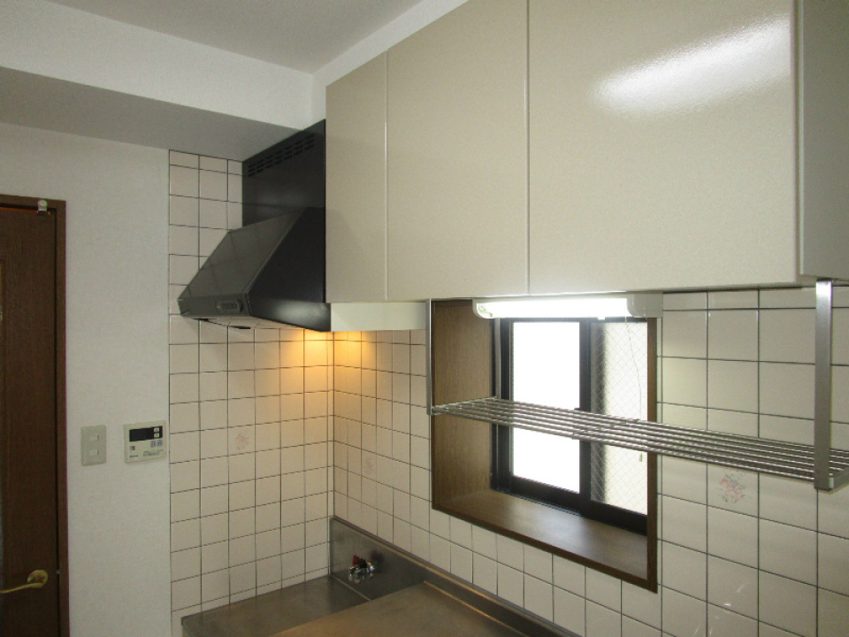 キッチン上にも収納棚が。ラックもあるので調理器具やタオルなどを置けます！