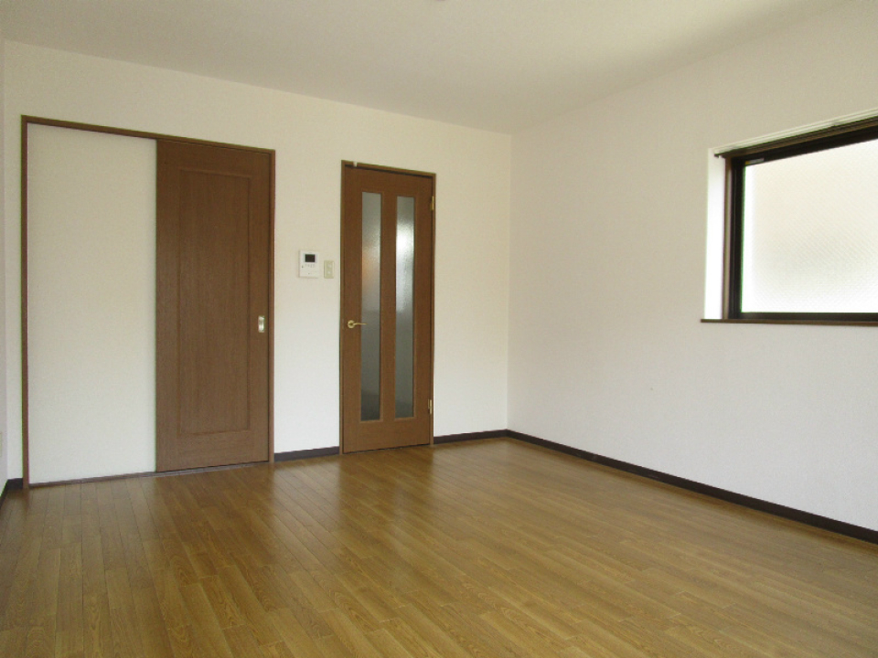 左側の引き戸の中はウォークインクローゼットになっています。