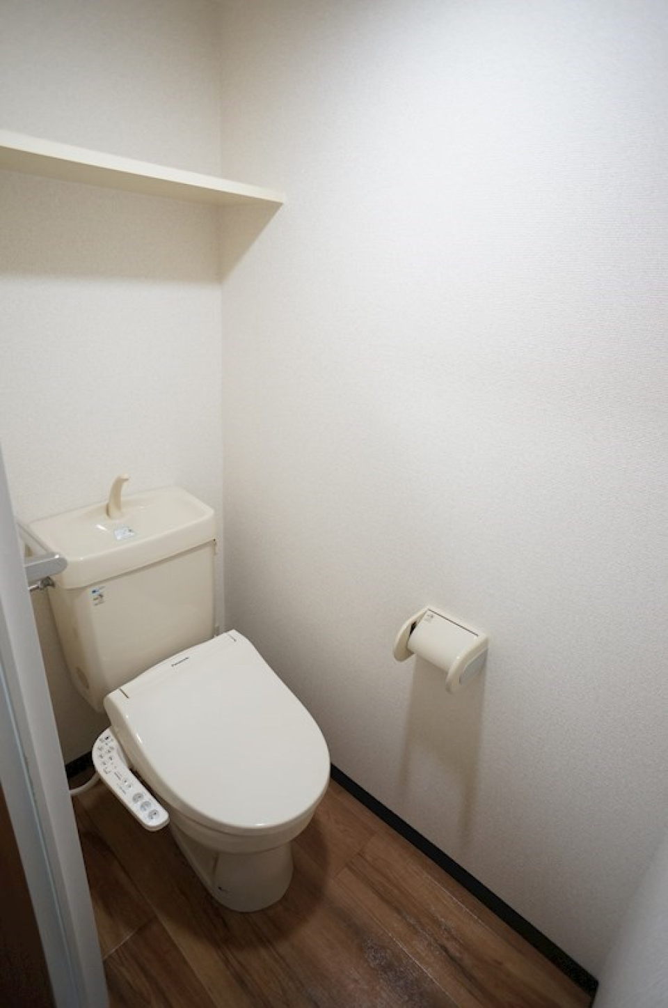 収納棚付きのトイレ