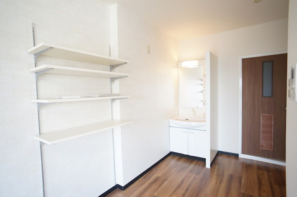 洋室に収納棚も付いています