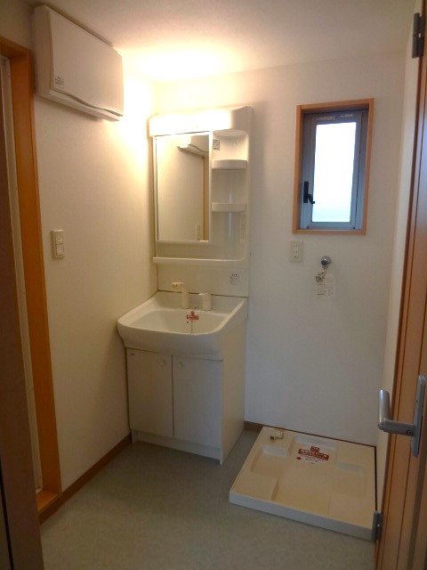 窓付きの洗面脱衣所