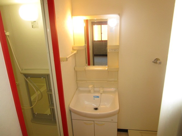 洗面所。こちらにも赤のアクセントが！