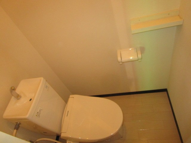 ミニラック付きのトイレ。小物などを置くのに便利です！