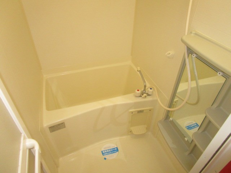 シンプルなお風呂。鏡と棚付きが嬉しいポイント！